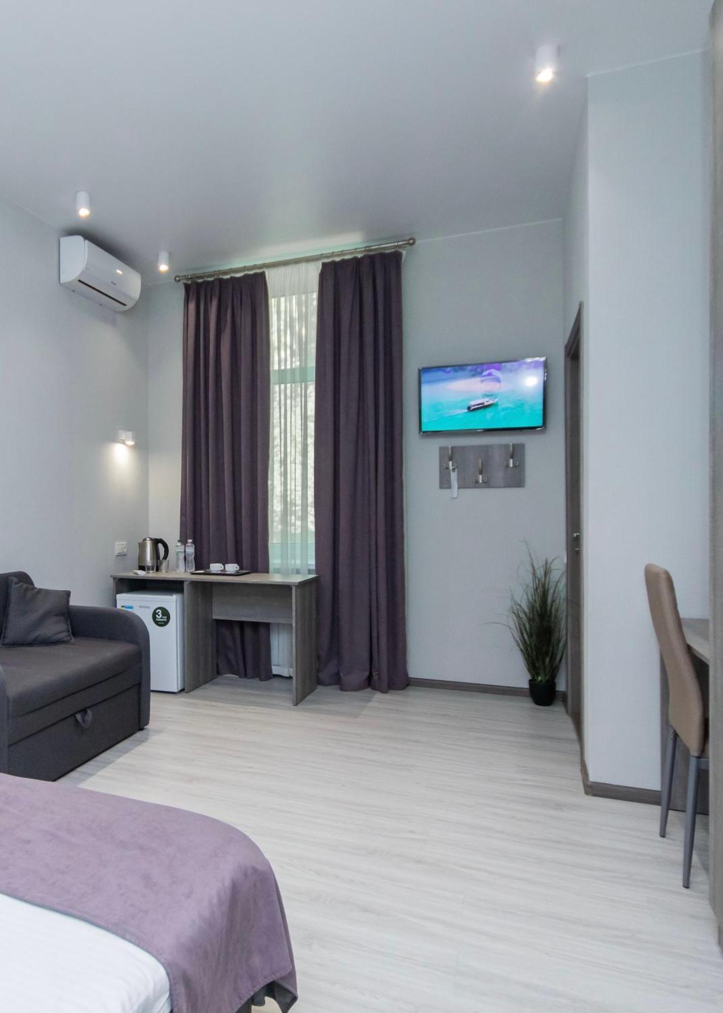 Seven Hotel Vyshneve Bagian luar foto